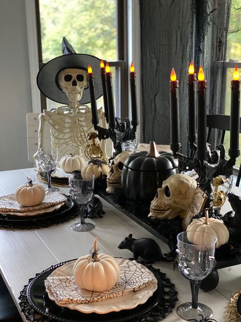 Halloween Decor Centerpiece, Witchy Halloween Table Decor, Round Table Halloween Centerpiece, Spooky Halloween Table Decor, Dinner Table Halloween Decor, Table Settings Halloween, October Birthday Dinner Ideas, Halloween Dinner Setup, Diy Halloween Decorations Table