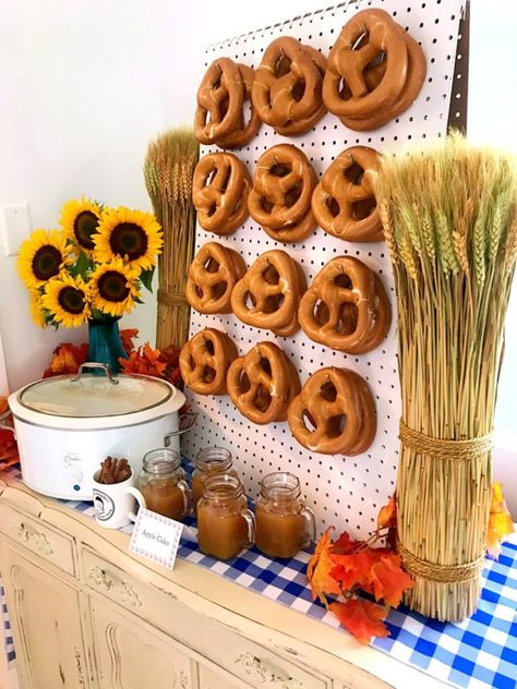 Harvest Fest Food Ideas, Oktoberfest 30th Birthday, Beer Festival Party Ideas, Beer Festival Decorations, Octoberfest Party Ideas Decorations, Farmhouse Party Decorations, Germany Party Decorations, October Fest Party Ideas Food, Octoberfest Birthday Party Ideas