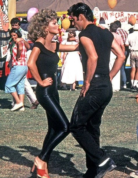 Grease Aesthetic, Grease Sandy, Grease 1978, Sandy Grease, Grease Movie, Olivia Newton John, John Travolta, Dirty Dancing, Couple Halloween