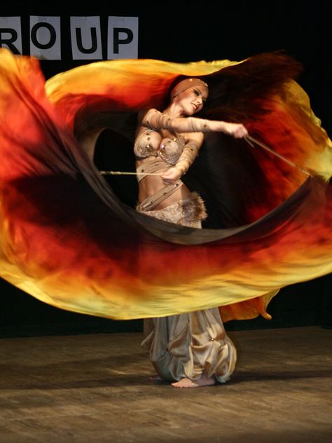 Russian Dancer with Akai silk veils. the veils are so like fire! We can take from this and use it for the Kingdom. Silk Dancing, Dance Props, Silk Veil, Fire Fans, Praise Dance, Fan Dance, Flow Arts, Dance Movement, Belly Dance Costumes