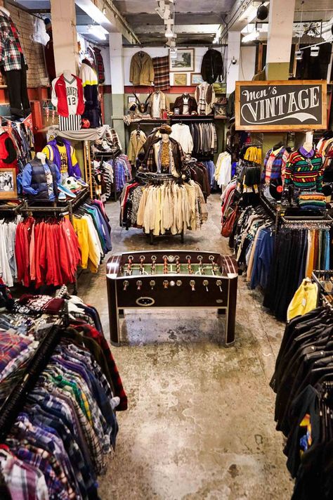 Vintage Store Ideas, Clothing Store Interior, Mode Hippie, Op Shop, Second Hand Shop, Vintage Clothes Shop, Vintage Clothing Stores, Charity Shop, Vintage London