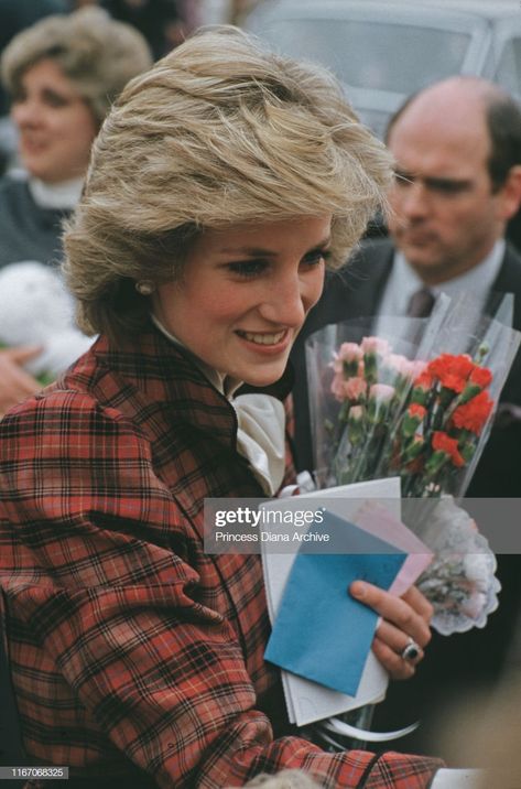 News Photo : Diana, Princess of Wales during a visit to... Prințesa Diana, Iconic Hair, All Princess, Princess Diana Photos, Diana Princess Of Wales, Princess Photo, Princes Diana, Diana Fashion, Diana Princess