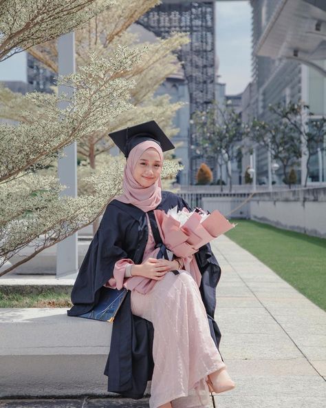 Hijabi Poses For Pictures Instagram, Convocation Outfit Graduation Hijab, Hijabi Graduation Outfits Cap And Gown, Convocation Dress Graduation Muslim, Hijabi Graduation Pictures, Foto Wisuda Couple, Pre Convo Photoshoot Idea, Foto Wisuda Aesthetic, Graduation Pictures Hijab