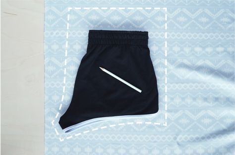 Sew shorts in under an hour, without needing a pattern! This is an easy project even if you're new to sewing, and it's a totally cheap project, too! #[ Amigurumi Patterns, Couture, Tela, Sew Shorts, Shorts Pattern Sewing, Altered T Shirts, Make Shorts, Sewing Shorts, Sew Patterns