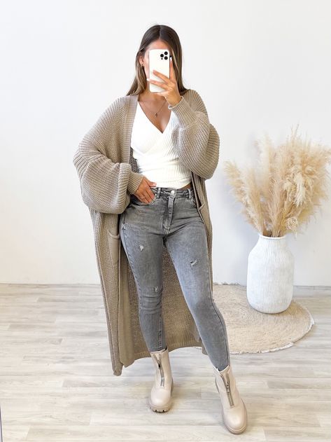 Style Inspiration Herbst, Mum Outfits Mom Style, Longsleeves Outfit, Outfit Frühling, Outdoor Party Outfits, Yeezy Fashion, Dinner Date Outfits, Outfit Cardigan, Capsule Outfits