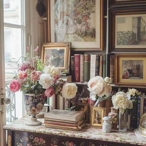 The Color Secrets of French Parisian Interior Design Parisian Color Palette, Parisian Chic Decor, Parisian Dining Room, Parisian Style Apartment, Parisian Style Interior, Modern Victorian Decor, Parisian Style Home, Parisian Interior Design, Parisian Living Room