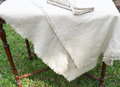DIY a fringed linen tablecloth and napkins. Can be dressed up or dressed down to suit your table and home decor Diy Tablecloth, Small Backyard Wedding, Diy Napkins, Florida City, The Nest, Family Dinners, Boho Diy, Craft Studio, Holiday Entertaining