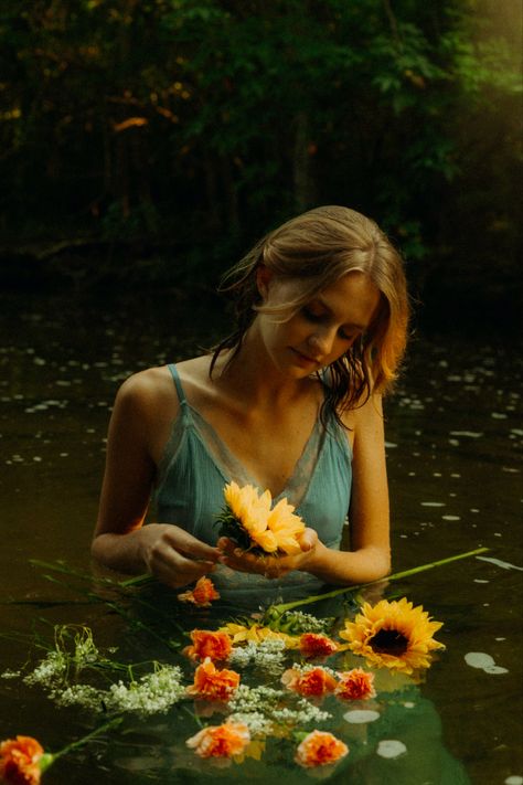 Photoshoot With Flowers Outdoor, Photos That Look Like Paintings, Senior Pics Creative, Senior Picture Ideas Formal Dress, Inspiration For Photoshoot, Water And Flower Photoshoot, Flower Water Photoshoot, Photoshoots In Water, Fine Art Photoshoot Ideas