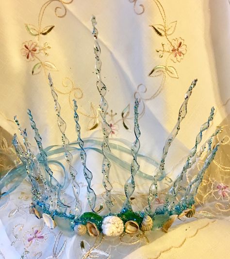 Mermaid crown made from recycled plastic, biodegradable glitter, shells and sea glass 💖🌈🐬🐠🍄✨ Mermaid Accessories Diy, Ocean Diy Costume, Plastic Dress Recycled, Mermaid Crown Craft, Junk Art Ideas Recycling, Mermaid Accesories, Recycled Fashion Diy, Environmental Art Projects, Plastic Crown