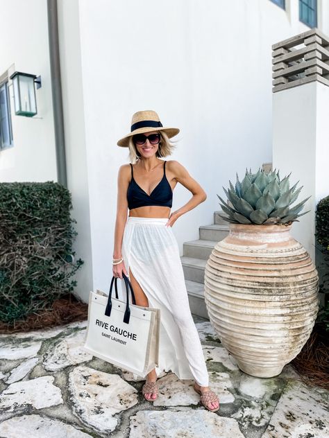 15 Outfit Ideas for Your Next Beach Vacation - Loverly Grey Summer Beach Fashion 2023, Hotel Outfits Summer, Beach Vacay Outfits Vacation, Vacation Boho Outfits, Beach Vacation Looks 2023, Resorts Wear For Women, Summer Outfits 2033, Romantic Vacation Outfits, Beach Neutral Outfits