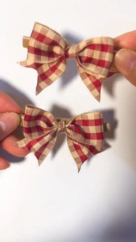 Diy Bow Barrette, How To Make A Bow Barrette, How To Make A Bow With Cloth, Simple Christmas Bows Diy, Home Made Hair Accessories, Fall Hair Bows Diy, Wired Ribbon Crafts Diy Projects, Ribbon Pins Diy, Diy Fabric Bow Tutorial