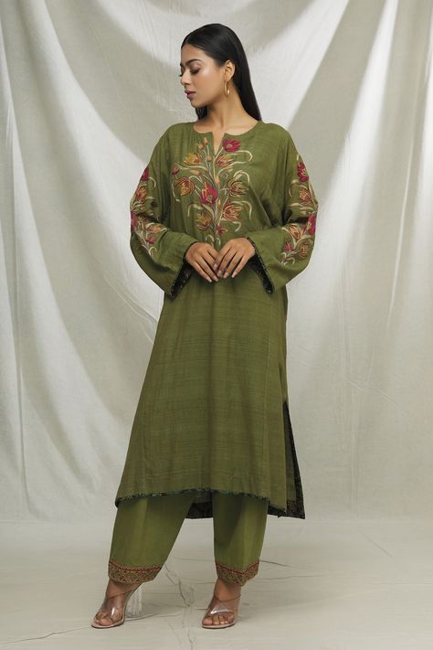 Kashmiri Outfits For Women, Salwar Suit Pattern, Suit Designs Indian Style, Kashmiri Suits, Kashmiri Work, Salwar Pattern, Embroidered Hem, Salwar Designs, Pakistani Fashion Casual