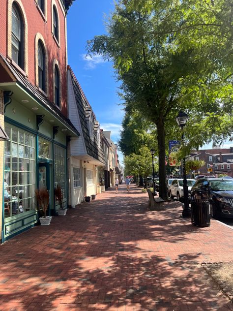 Beautiful Streets Small Towns, Hallmark Town Aesthetic, Small New England Towns, Small Downtown Aesthetic, Downtown Small Town, Small Town Canada, City Downtown Aesthetic, European Small Town, Small Town Connecticut