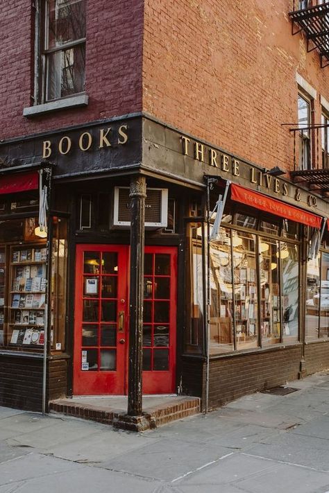 New York City classic bookstore with red door. Nyc Aesthetic Bookshop, Nyc Travel Guide, Book Shops, Nyc Travel, Nyc Aesthetic, Nyc Life, New York Life, New York Aesthetic, On The Corner