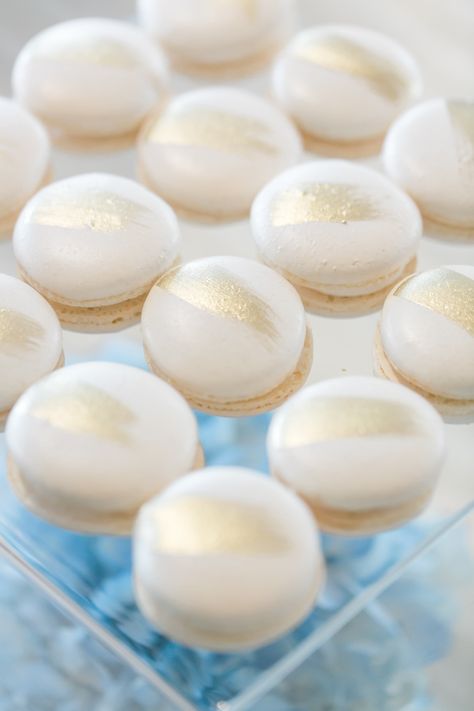 White Gold Macarons, How To Paint Macarons Gold, White And Gold Macarons, Bridal Shower Macarons, Elegant Macarons, Baby Shower Macarons, White Macarons, Macaron Decoration, Royal Baby Shower Theme