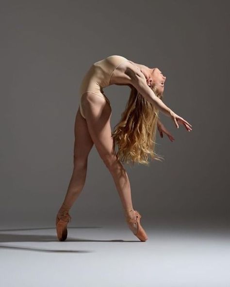 Caregiver and DancerJust a noteThis is NSFWIf your are not 18 or older do not enter. Gesture Drawing Poses, Dance Picture Poses, Ballet Dance Photography, Dance Photography Poses, Do Not Enter, Ballet Poses, Female Pose Reference, Ballet Photos, Kunst Inspiration