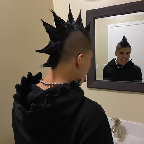 Kid Brönze on Twitter: "… " Hair Cuts Thick Hair, Punk Hair Men, Metal Hairstyles, Punk Haircut, Punk Mohawk, Short Mohawk, Cultura Punk, Short Punk Hair, Mohawk Mullet