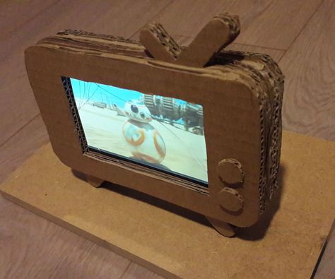 Cardboard Phone, Diy Phone Stand, Tv Watching, Cardboard Crafts Diy, Mini Tv, Cardboard Box Crafts, Diy Phone Holder, Cardboard Sculpture, Cardboard Art