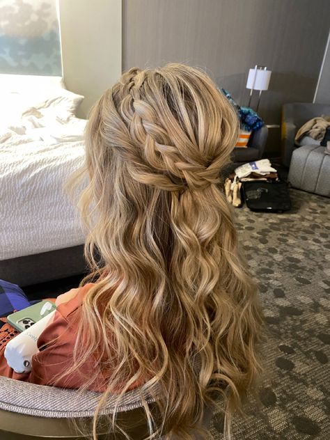 Instagram @sarahceebridal Half Up For Long Hair Wedding, Grad Hairstyles Blonde Hair, Pretty Bridesmaid Hair, Brides Hair Styles Half Up Half Down Medium Length, Braid Wedding Hairstyles Half Up, Wavy Ponytail Wedding, Chunky Braid Half Up Half Down, Bridesmaid Half Up Half Down Braid, Hair For A Bridesmaid