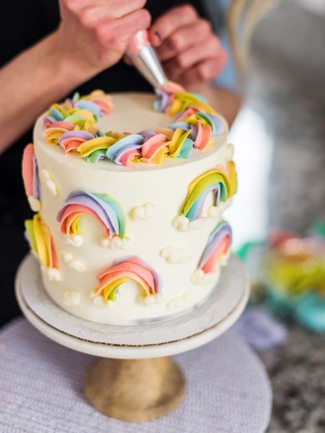 A step-by-step tutorial for creating the perfect St. Patrick's Day inspired buttercream rainbows on a buttercream covered cake. Butter Icing Cake Designs, Gökkuşaği Pasta, Icing Cake Design, Rainbow Birthday Cake, Cake Frosting Recipe, Cake Cover, Rainbow Cake, Smash Cake, Ice Cream Cake