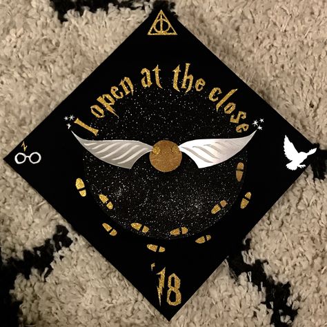 Cap Decoration Graduation Harry Potter, Grad Cap Ideas Star Wars, Graduation Cap Ideas Harry Potter, Grad Cap Harry Potter, Graduation Cap Book Lover, Harry Potter Cap Decoration Graduation, Slytherin Graduation Cap, Harry Potter Graduation Cap Designs, Grad Cap Ideas Harry Potter