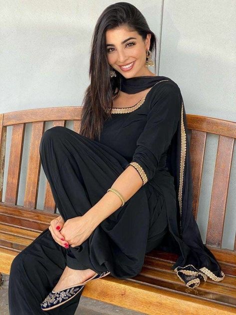 Black Suit For Women Indian, Black Indian Suit, Elwa Saleh, Black Punjabi Suit, Black Suit Designs, Black Salwar Suit, Punjabi Suit Simple, Black Salwar, Glitter Suit