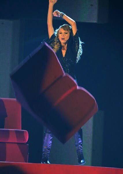 Taylor Swift throwing a red couch on stage of the fearless tour for the performance of Forever & Always Taylor Swift Throwing Couch, Taylor Swift Throwing Chair, Errors Tour, Taylor Swift Fearless Tour, Taylor Performing, Debut Taylor, Fearless Tour, Taylor Swoft, Female Rage