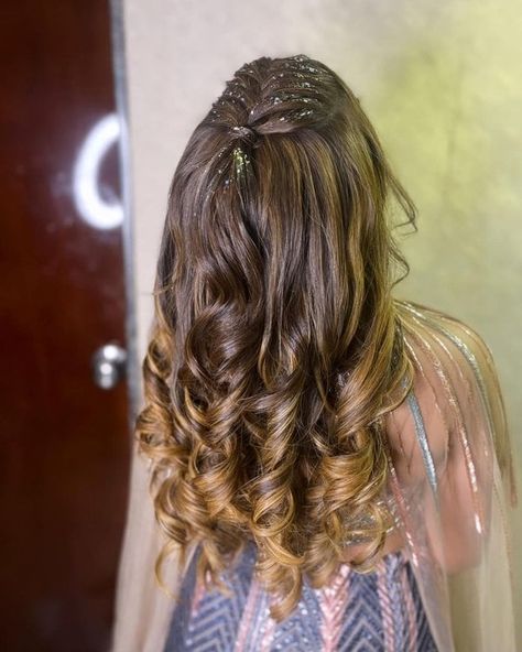 Glitz & Glam: Glitter Hairstyles Perfect For A Cocktail Night | WeddingBazaar Hairstyles Open Hair Wedding, Hairstyle For Cocktail Party Indian, Hairstyles In Front Hair, Back Hairstyle For Indian Wedding, Hairstyles For Wedding Open Hair, Cocktail Hairstyles For Bride, Cocktail Night Hairstyle, Cute Hairstyles For Traditional Wear, Long Party Hairstyles