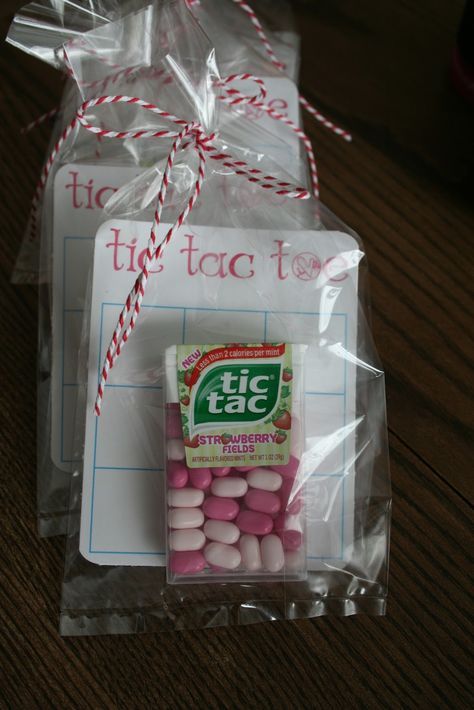 If you’re in the mood to make homemade valentines this year, you’ve come to the right spot. This roundup of 15 super fun Dollar Store valentines are guaranteed to make kids smile. They’re creative, playful and cost just $1 or less. Gotta’ love that price tag! First up, make a DIY Tic Tac Toe game … Cadeau St Valentin, Valentines Bricolage, Valentinstag Party, Happy Hearts Day, School Treats, Homemade Valentines, Festa Party, Valentines School, My Funny Valentine