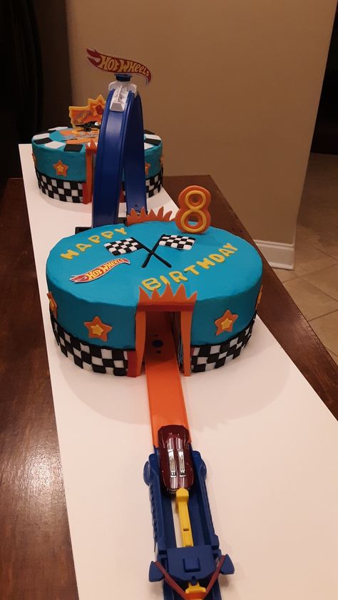 Hotwheels Birthday Cake Ideas, How Wheels Cake, Tuna Birthday Cake, Hotwheel Party Ideas, Race Car Birthday Party Cake, Hot Wheels 3rd Birthday Cake, Hot Wheels Fourth Birthday, Hot Wheels Cake Birthdays, Hot Wheels Birthday Party Cake