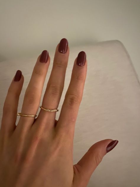 red almond manicure nails with simple gold jewelry Clean Red Nails, Brunette Gold Jewelry, Red Nails Gold Jewelry, Red And Gold Jewelry Aesthetic, Brownish Red Nails, June Nails Ideas 2024 Almond, Simple Gold Jewelry Aesthetic, Simple Nails Black Women, Red Nails Brown Skin