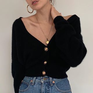 cropped cardigan | pendant necklace outfit | black cropped cardigan | casual jeans outfit Pendant Necklace Outfit, Black Cropped Cardigan, Casual Blouses, Pullover Outfit, Chanel Resort, Necklace Outfit, 여름 스타일, Cardigan Casual, Jeans Outfit Casual