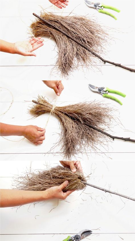 Magical & Free DIY Halloween Witches Broom {2 Ways!} - A Piece Of Rainbow Veselý Halloween, Diy Halloween Witch, Halloween Witch Brooms, Dekorasi Halloween, Witches Broom, Halloween Fest, Diy Halloween Decor, Adornos Halloween, Harry Potter Halloween