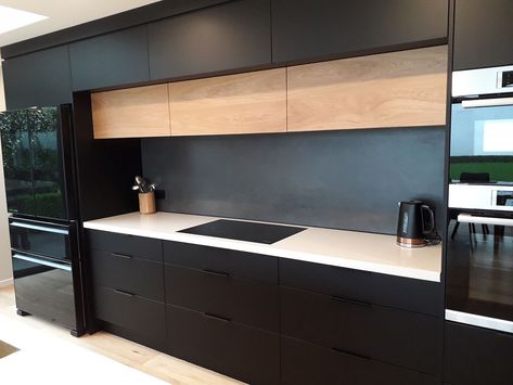 Best Kitchen Splashback Ideas - Tile Space Black Splashback Kitchen, Tiled Splashback Kitchen, White And Timber Kitchen, Black Splashback, Kitchen Splashback Designs, Kitchen Splashback Ideas, Nz Homes, Glass Splashback Kitchen, Splashback Ideas