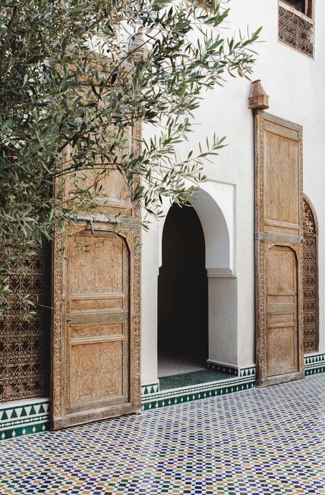 Moroccan Architecture Aesthetic, Moroccan Doors Marrakech, Marrakech Courtyard, Photo Shoot Places, Morrocan Courtyard, Morrocan Door, Moroccan Riad Courtyards, Marrakech Aesthetic, Marrakech Architecture