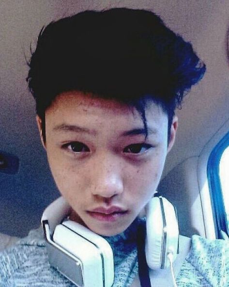 ੈ✩‧ 𝐹 : 𝐉𝐞 𝐭'𝐚𝐝𝐨𝐫𝐞 🤍 𝐆𝐎生 on Instagram: “Felix's glow up through his selcas <3 The first one is adorable haha. He really keeps glowing up even if he's already gorgeous like WHEN…” Felix Predebut, Celebrity Style Red Carpet, Lee Felix, Kid Memes, Kids Icon, Felix Stray Kids, Crazy Kids, Kpop Funny, Boys Who