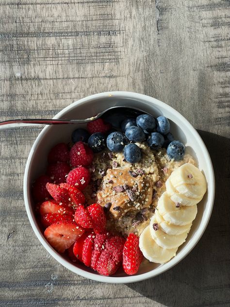 overnight oats, oatmeal, breakfast, foodie Healthy Eating Oatmeal, Oatmeal With Fruit Aesthetic, Oat Smoothie Bowl, Fancy Oatmeal Bowls, Oatmeal With Fruit Breakfast, Oatmeal Breakfast Aesthetic, Oatmeal Bowl Ideas, Oatmeal Bowls Aesthetic, Oatmeal Aesthetic Instagram