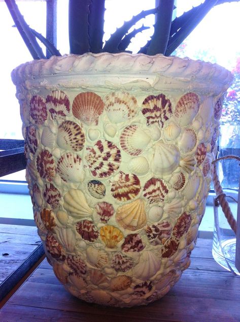 Seashell Design, Oyster Shell Crafts, Shell Planter, Shells Diy, Shell Craft, Seashell Projects, Mosaic Pots, Shell Flowers, Mosaic Flower Pots