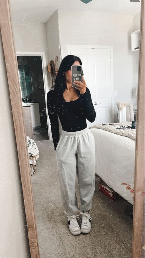 Comfy Outfit Sweatpants, Sweat Pants Cute Outfit, Women Grey Sweatpants Outfit, Comfy Outing Outfits, Joggers Outfit Inspo Women, Outfit Inspo With Joggers, Roots Sweatpants Outfit School, Grey Nike Joggers Outfit Women, Cute Casual Outfits With Sweatpants