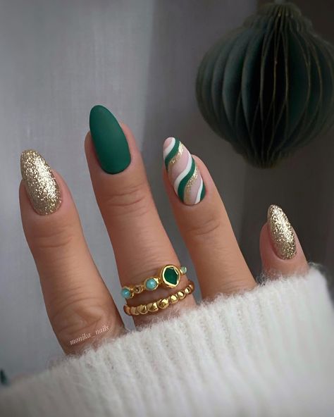 Deck your nails with a festive blend of Green and Gold Christmas Nails 🎄✨ Capture the holiday spirit and elegance in one swoop with this stunning nail art inspiration. Perfect for seasonal soirees and cozy gatherings. Christmas Gel Nails, Xmas Nails, Nails Gorgeous, Chistmas Nails, December Nails, Nagel Inspo, Christmas Nails Acrylic, Festival Nails, Cat Kuku