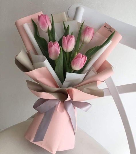 🌿🌷🌿 Violet's Tulips Official 🌿🌷🌿 Don't take life seriously. Make small steps at a time. Laugh as much as you breathe. Tulip Bouquet Arrangement, Tulips Flowers Bouquet, Bouquet Wrapper, Condolence Flowers, Pink Tulips Bouquet, Tulips Bouquet, Graduation Bouquet, Bouquet Size, Diy Bouquet Wrap
