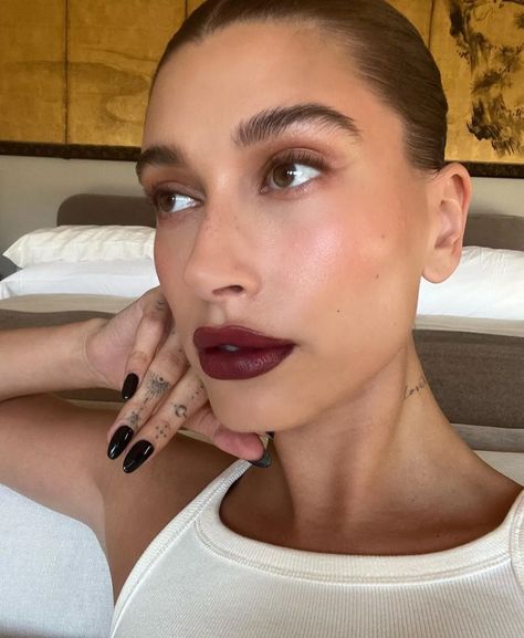 Simple Dark Lip Makeup, Black Honey Makeup Look, Nye Outfits Parties, Makeup Moodboard, Dark Lip Makeup, Elegantes Makeup, Dag Make Up, Mekap Mata, Burgundy Lips