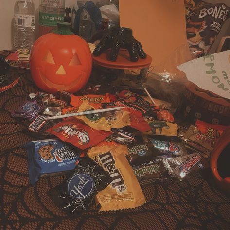 Halloween In The 2000s, Old School Halloween Aesthetic, Childhood Halloween Aesthetic, Halloween Aesthetic 90s, Y2k Halloween Aesthetic, Early 2000s Halloween Nostalgia, Life Of The Party Aesthetic, 2000s Halloween Aesthetic, Halloween 80s Aesthetic