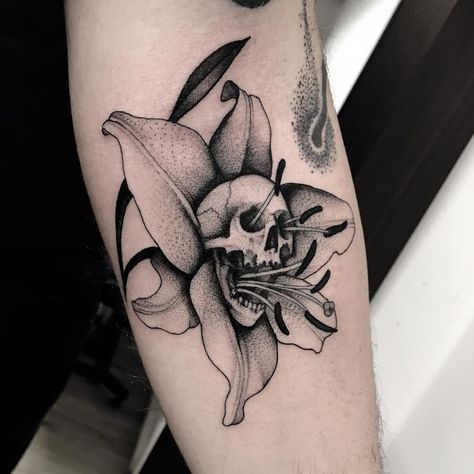 Unique Small Tattoos With Meaning, Macabre Tattoos, Simple Dark Tattoos, Floral Skull Tattoos, Wildflowers Tattoo, Skull Tattoo Flowers, 16 Tattoo, Surreal Tattoo, Creepy Tattoos