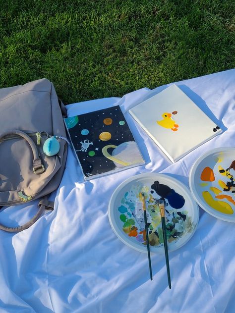 Drawing With Friends, Outdoor Event Ideas, Picnic Art, Aesthetic Creative, Activities For All Ages, Picnic Inspiration, Cute Date Ideas, Adventure Aesthetic, Picnic Date