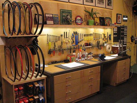 Love the organisation in this bike workshop - especially the lighting (there's no link to a website) Garage Velo, Bicycle Garage, Bicycle Room, Gear Room, Garage Atelier, Garage Bike, Sport Equipment, Bike Room, Bicycle Storage