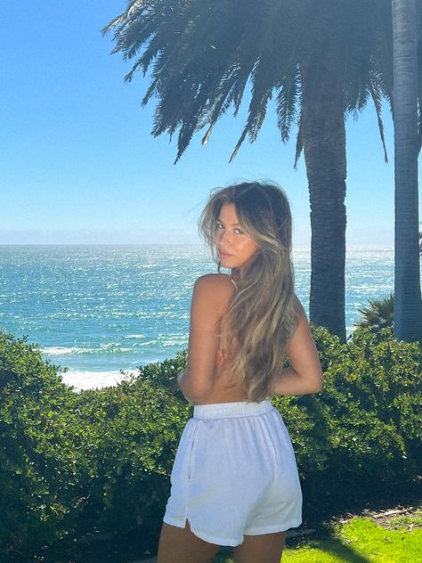 Beach aesthetic California girl Pic Pose Beach, How To Pose In Beach Pictures, Brazil Beach Girl, How To Pose At Beach, Models At The Beach, Laguna Beach Photos, California Beach Pictures, California Ig Pics, Beach Poses Standing