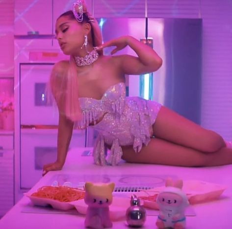 Ariana Grande Music Video Outfits, Ariana Vogue, Ariana Grande 7 Rings, Ring Photoshoot, Ariana Geande, Ariana Grande Singing, Music Video Outfit, Selena Pictures, Bratz Doll Outfits