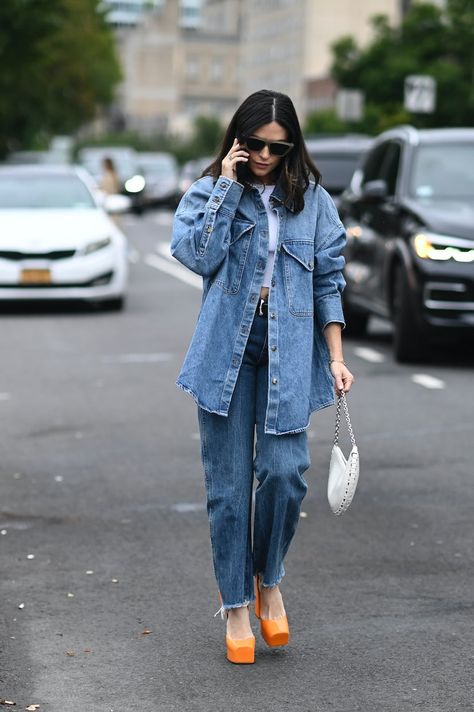Denim Day Outfits, Orange Street Style, Full Denim Outfit, Nyfw 2022, Chambray Shirt Outfits, Fashion Week Spring Summer 2023, Outfits Con Camisa, Double Denim Looks, The Color Orange