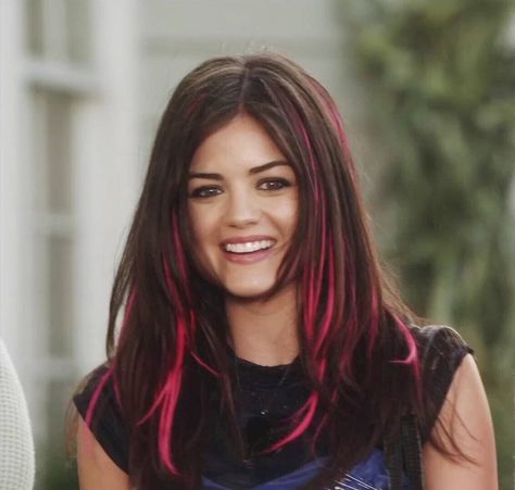 aria pretty little liars pink hair season one hairstyle style outfit lucy hale Pink Highlights With Brown Hair, Elena Gilbert Pink Hair, Aria Pink Hair, Aria Montgomery Pink Hair, Pll Hairstyles, 2000 Hair Color, Brown Hair With Pink Streaks, Hot Pink Highlights In Brown Hair, Red Streaks In Brown Hair